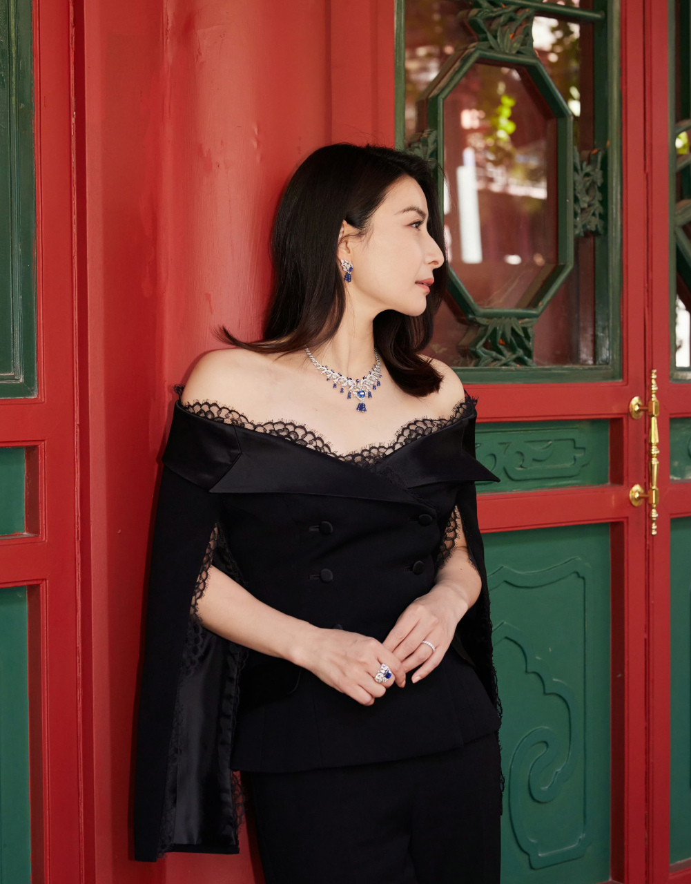 郭晶晶最新照片曝光,穿黑色露肩礼服,端庄大气,高贵优雅, 尽显贵妇之
