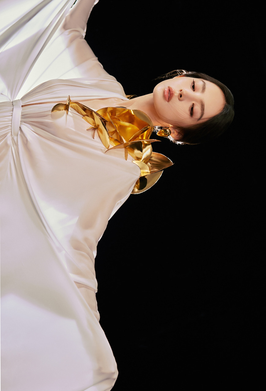 女明星# #时尚穿搭# 古力娜扎最新唯美造型,白色薄纱裙,若仙飘飘.