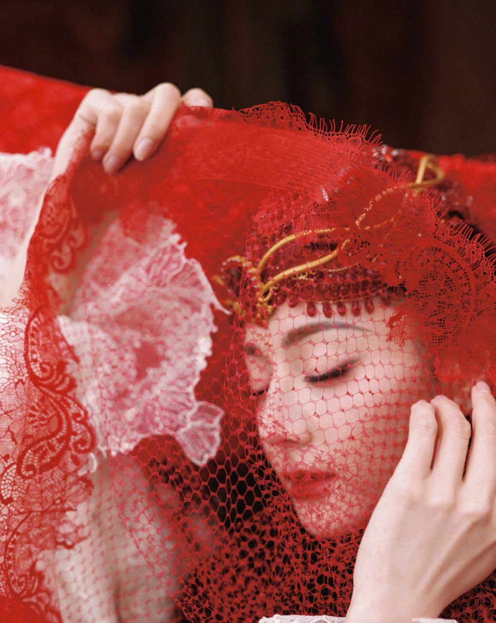 迪丽热巴身穿新疆服饰特质刺绣纱裙,造型神秘惊艳,明艳热烈,展示不一