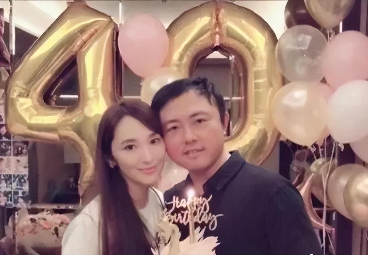 纪晓波倒台逃亡,吴佩慈戴婚戒憔悴露面,二人疑似躲在日本过春节