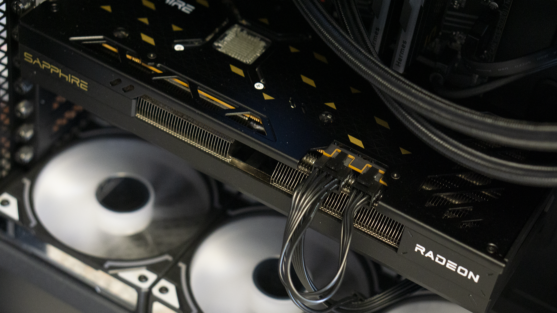 畅玩近期热门网游?蓝宝石rx 6750 gre 12g黑钻版 上手体验分享!