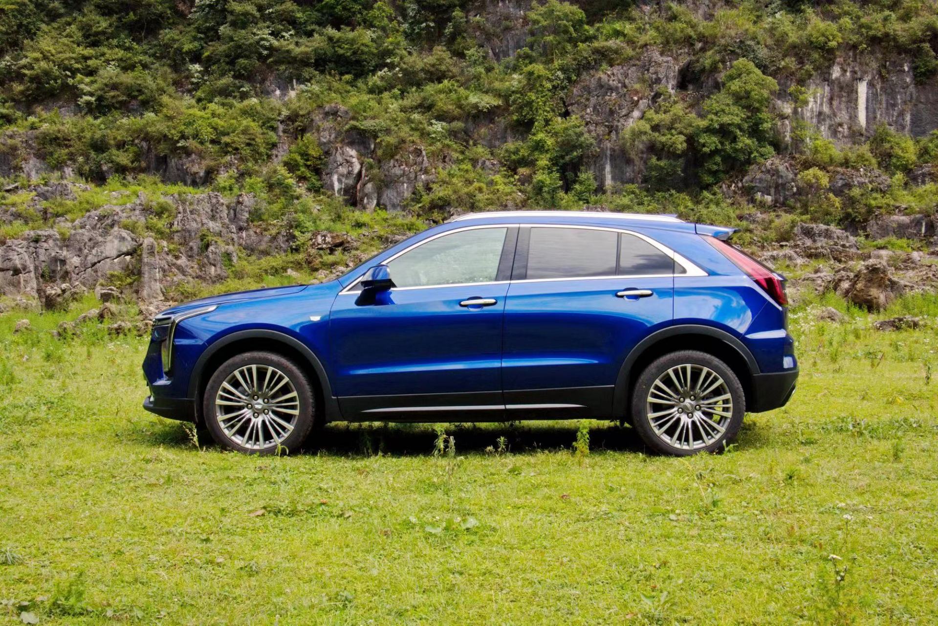 凯迪拉克xt4是一款价格实惠的20万级豪华品牌suv,外观动感,内饰升级