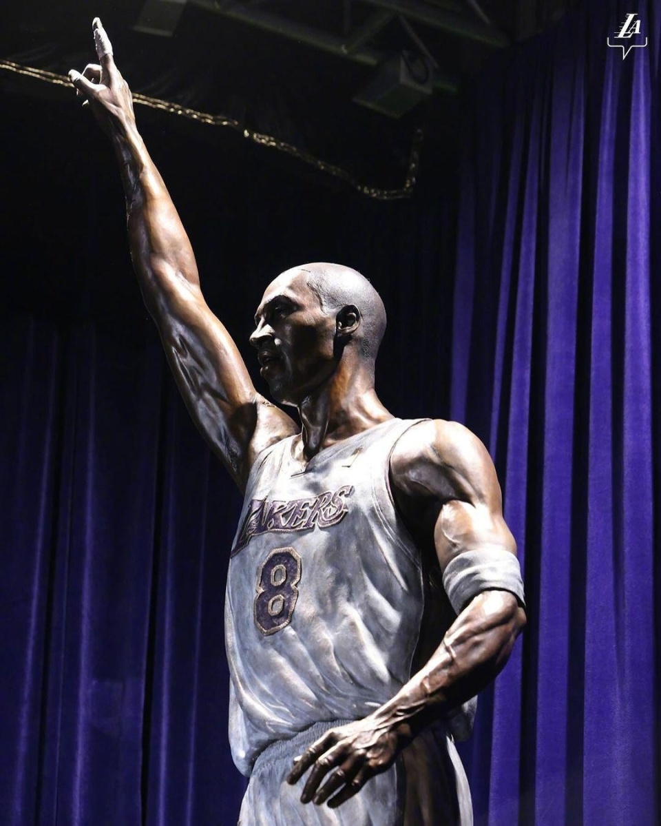 科比雕像单手指天