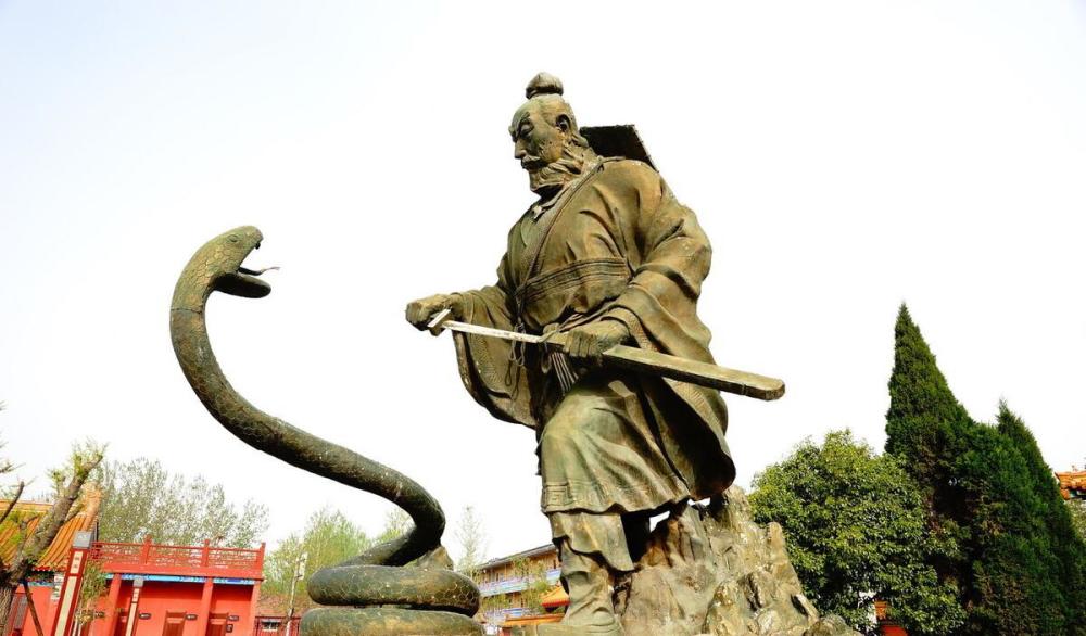 刘邦放走劳役,斩杀白蛇成赤帝子,起兵反秦称沛公