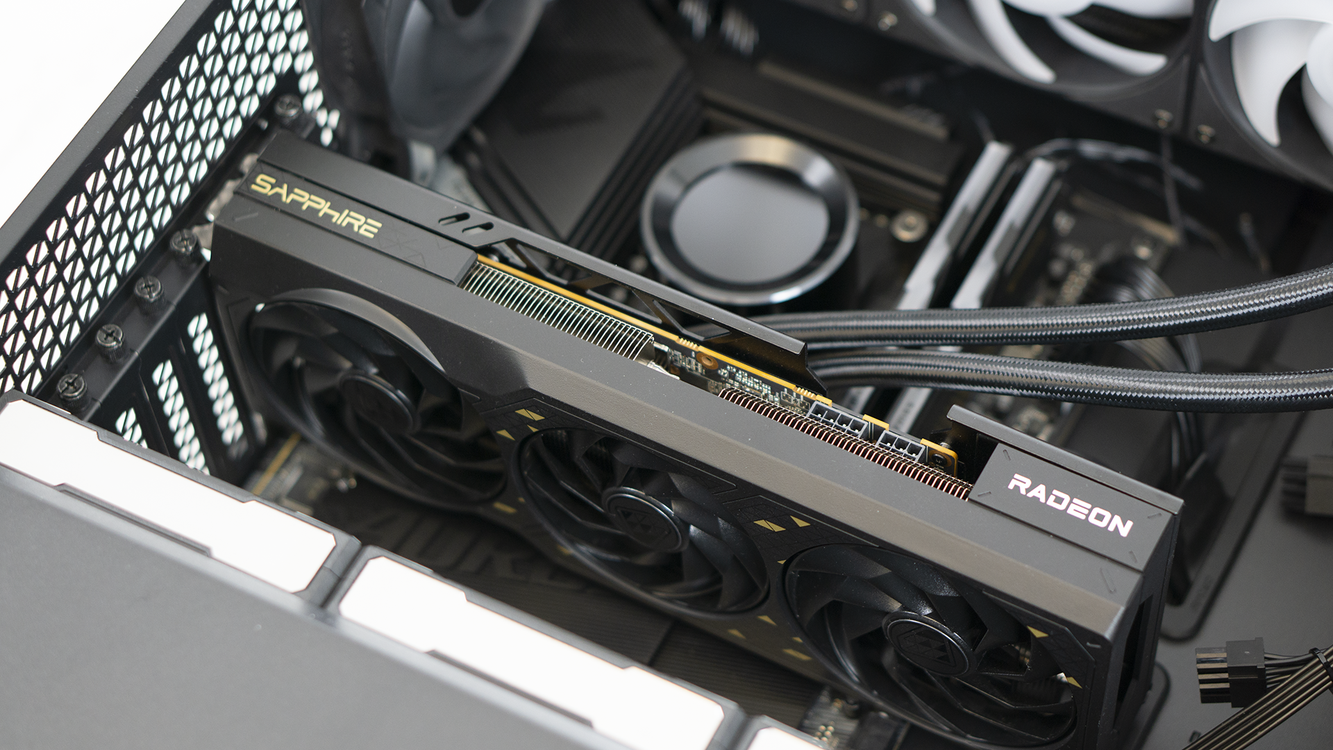 畅玩近期热门网游?蓝宝石rx 6750 gre 12g黑钻版 上手体验分享!