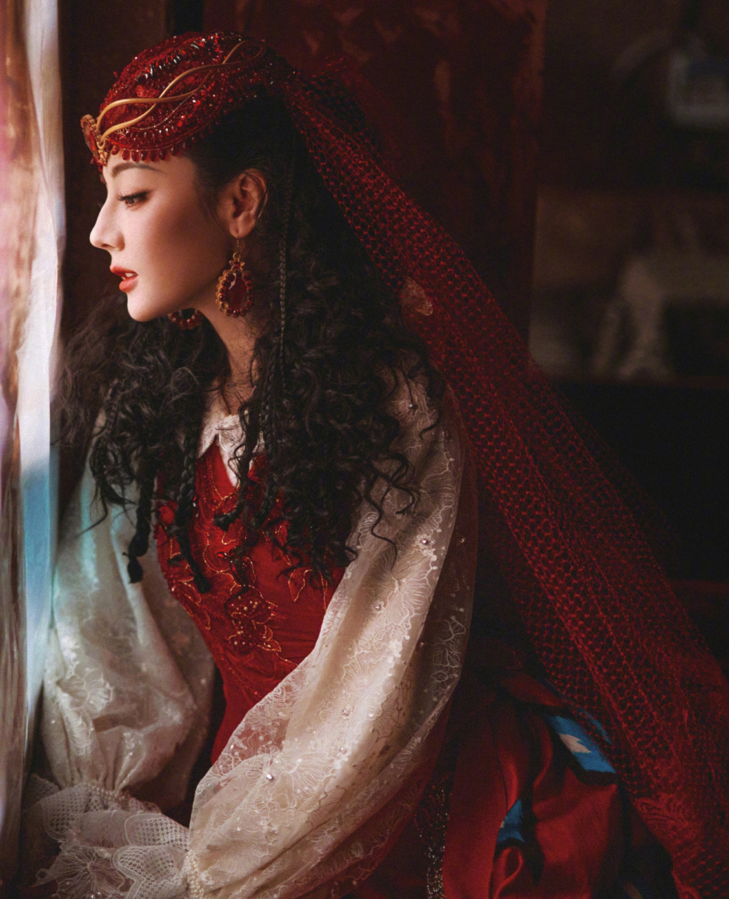 迪丽热巴身穿新疆服饰特质刺绣纱裙,造型神秘惊艳,明艳热烈,展示不一