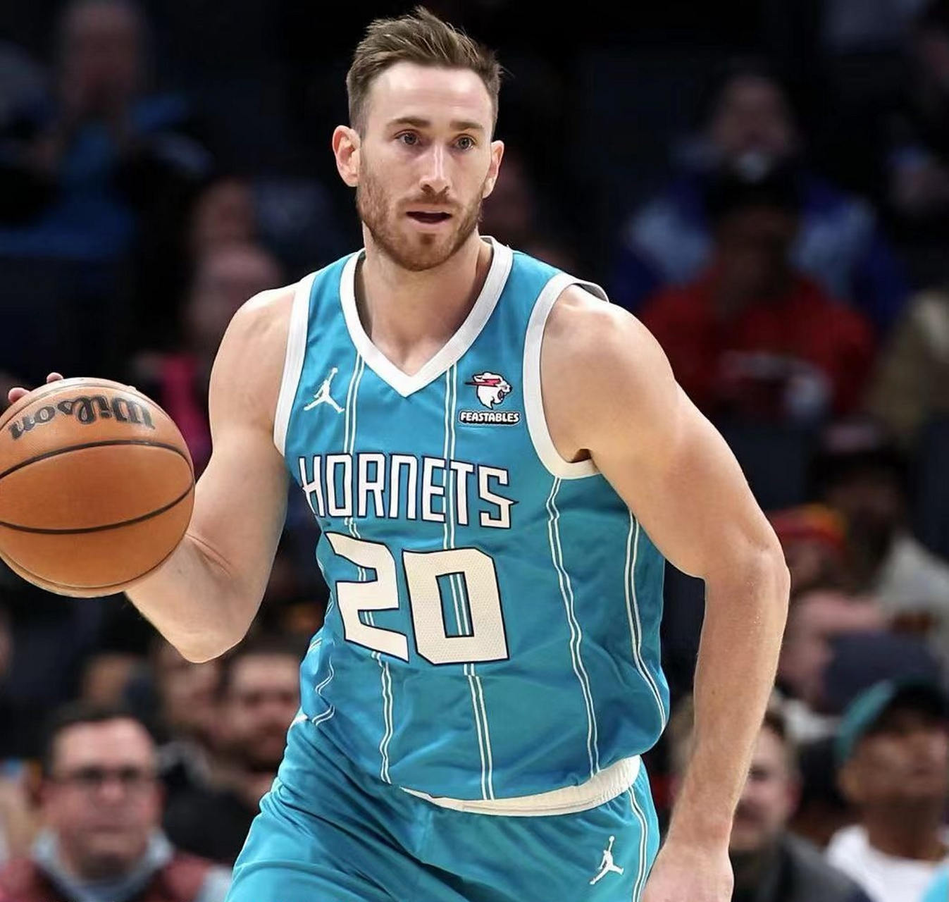 海沃德在黄蜂队的25场比赛里场均上场31.9分钟,贡献14.5分4.7篮板4.