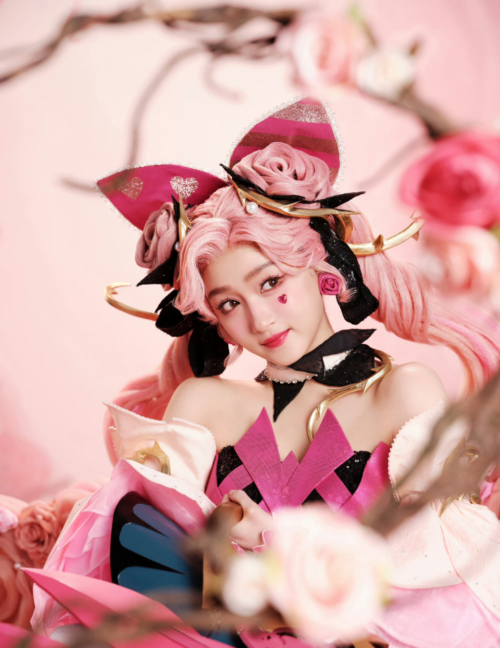 关晓彤一袭粉色蔷薇造型的孙尚香cos装扮太惊艳了,身着粉色蔷薇长裙