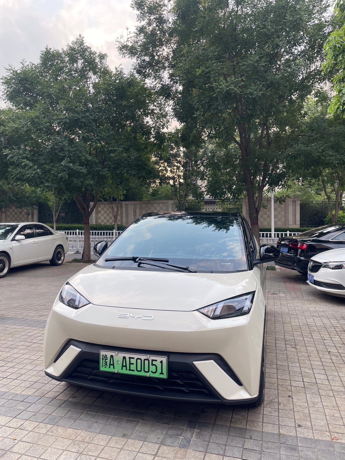 比亚迪复古迷你电动车