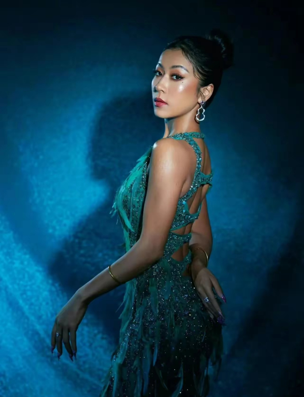 吉克隽逸一袭绿色礼服裙亮相春晚,网友质疑白粉底太夸张,随后吉克隽逸