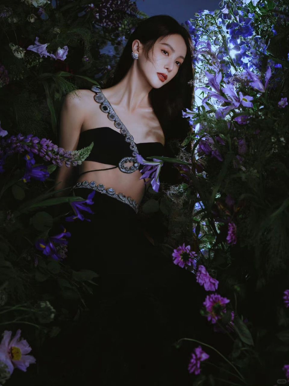 金晨黑色抹胸鱼尾裙亮相微博之夜,红毯造型引热议!