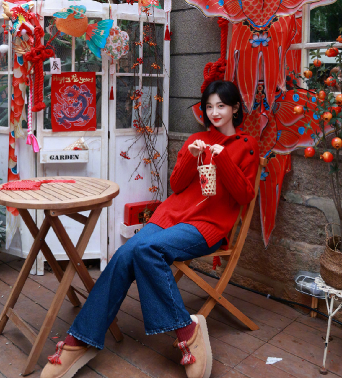 穿上红卫衣的景甜,新年一定红到发紫!