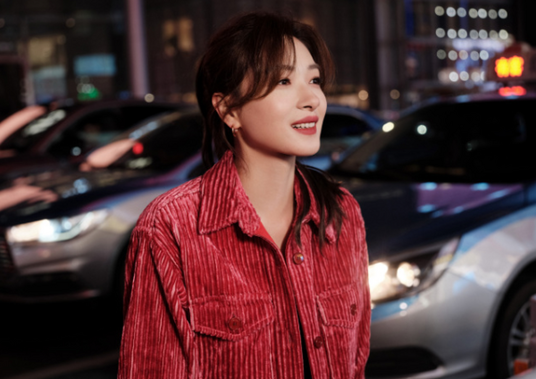 出现在春晚长沙分会场的万茜,今天的口红色号是辣妹子!