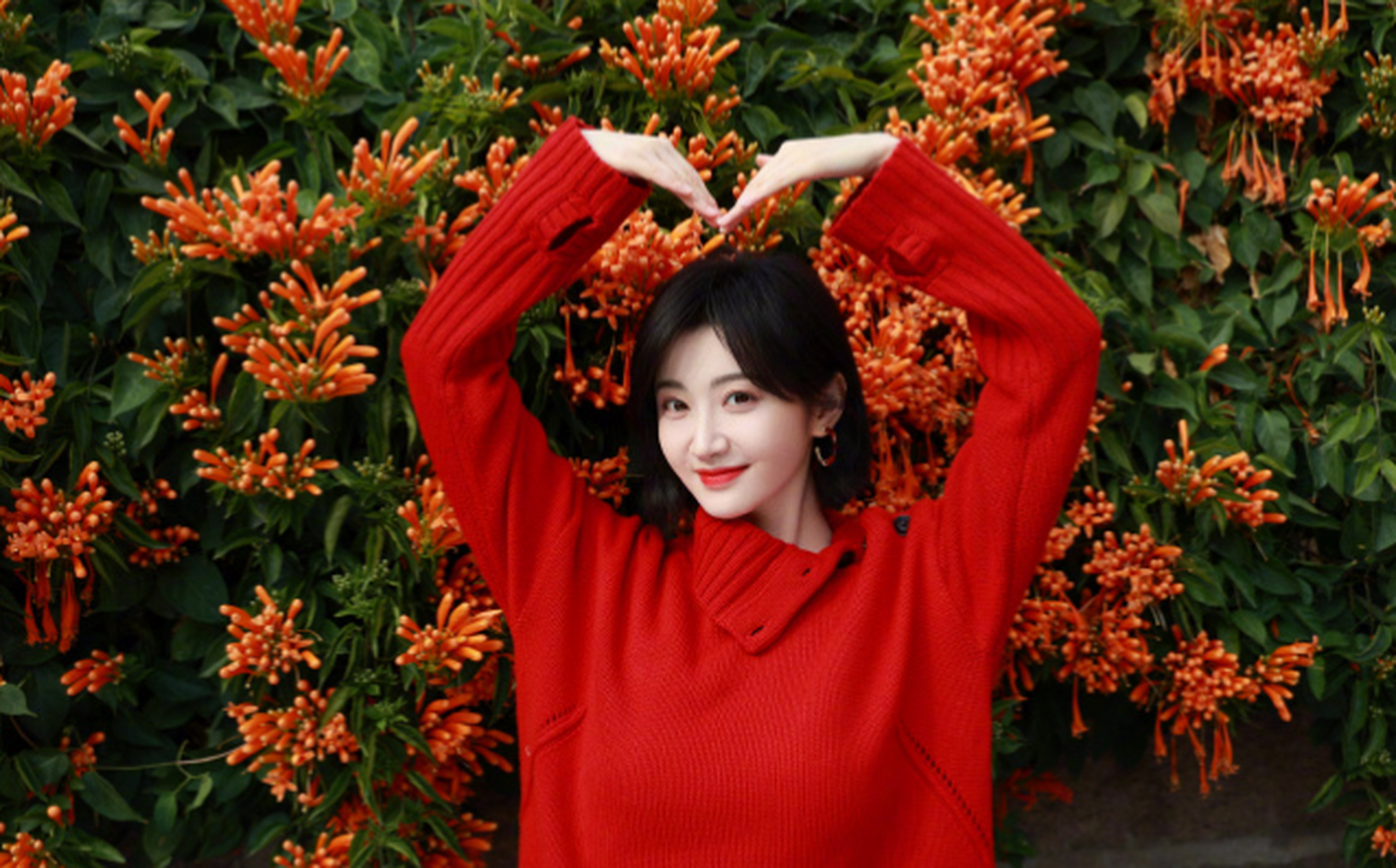 穿上红卫衣的景甜,新年一定红到发紫!