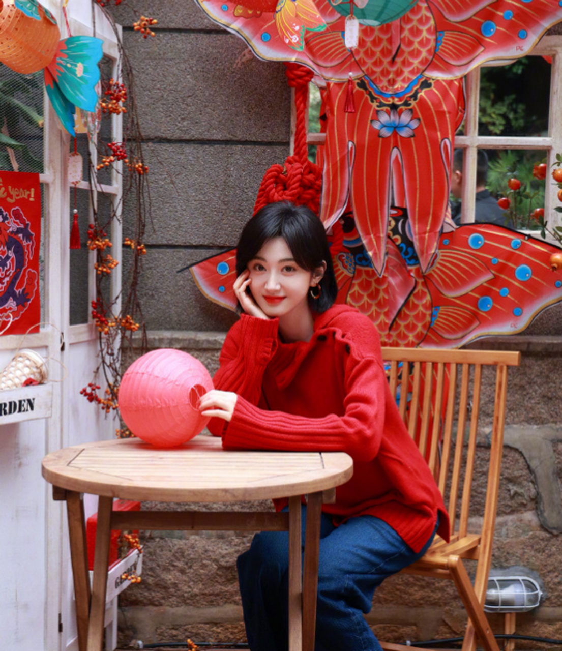 穿上红卫衣的景甜,新年一定红到发紫!