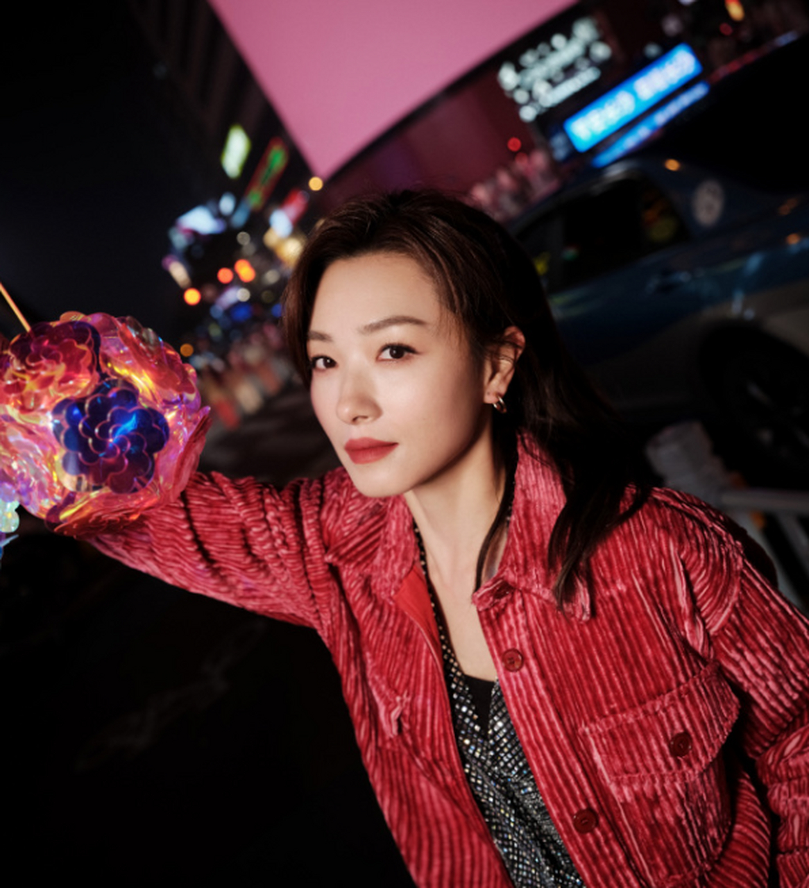 出现在春晚长沙分会场的万茜,今天的口红色号是辣妹子!