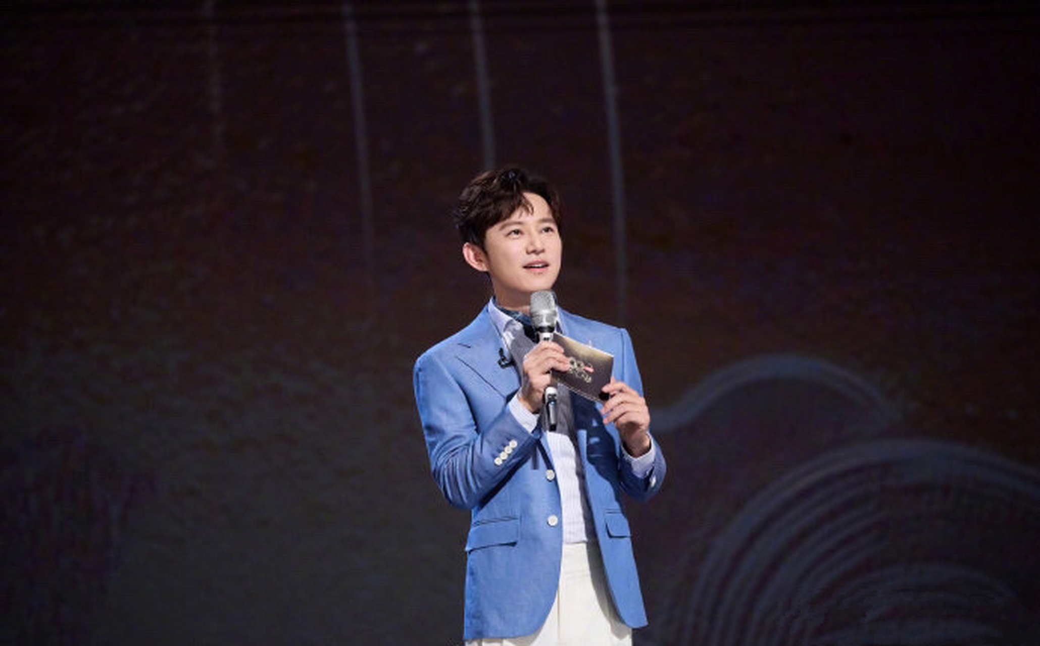 何炅主持2024央视春晚湖南长沙分会场,这是他第二次登上春晚,上一次