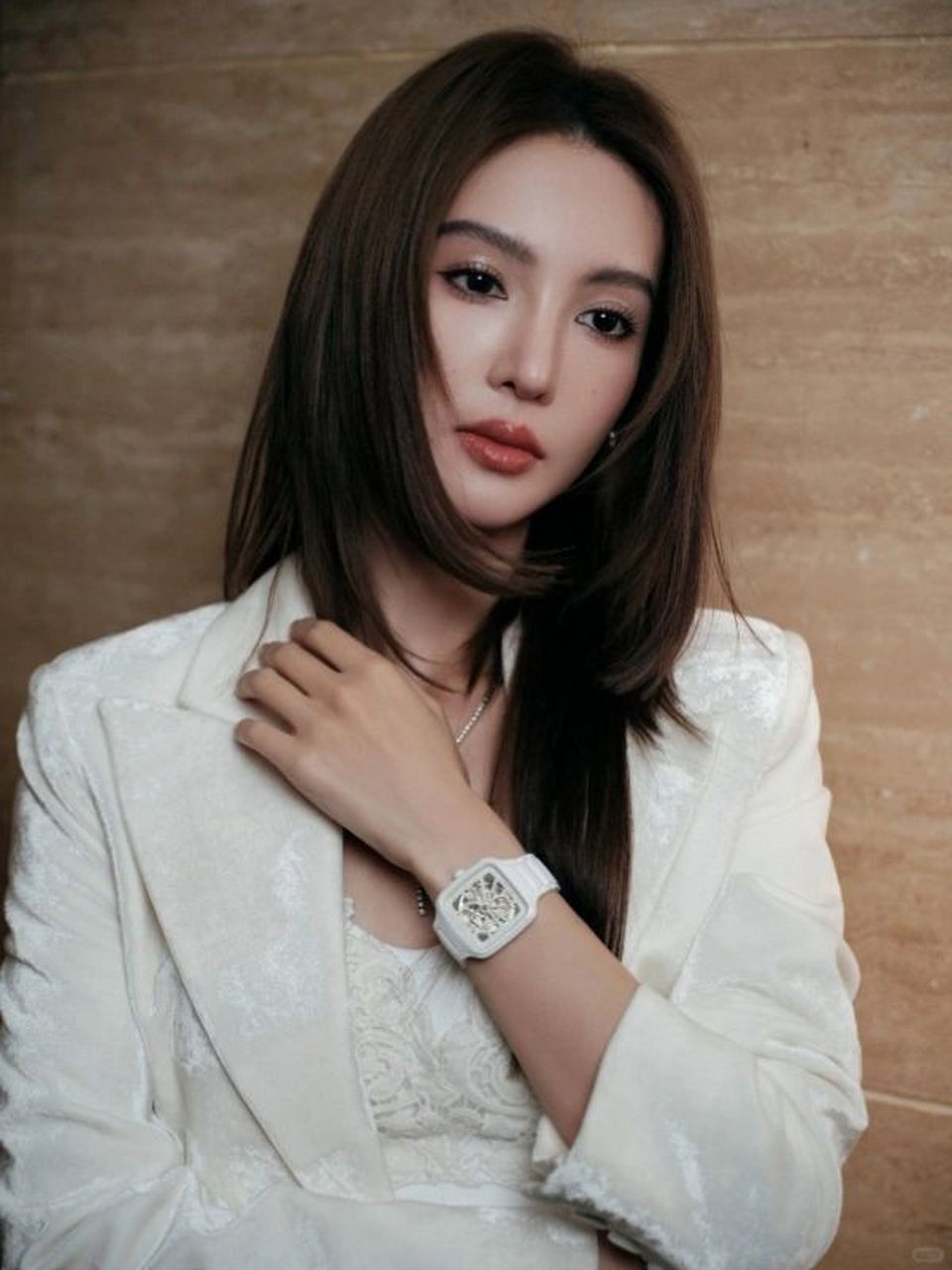 金晨微博之夜白色丝绒西装亮相,女性魅力十足!