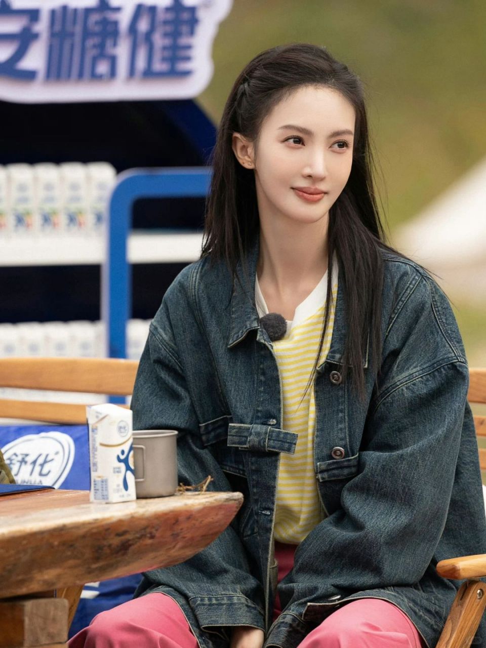 除了节目内容吸引人之外,金晨在节目中的穿搭也成了每期的一大看点.