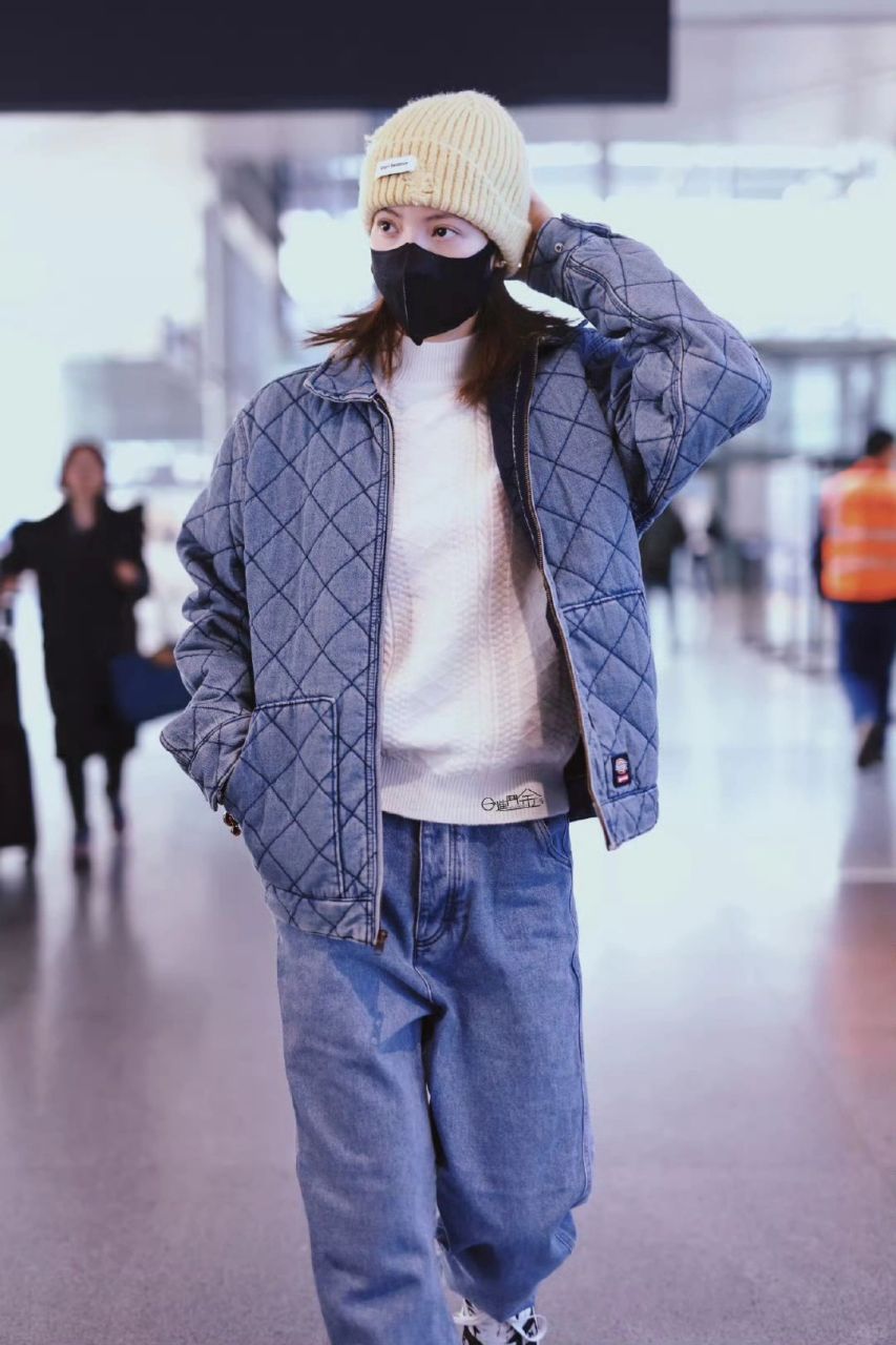 金晨机场私服新造型,大美女秒变帅气小哥哥!