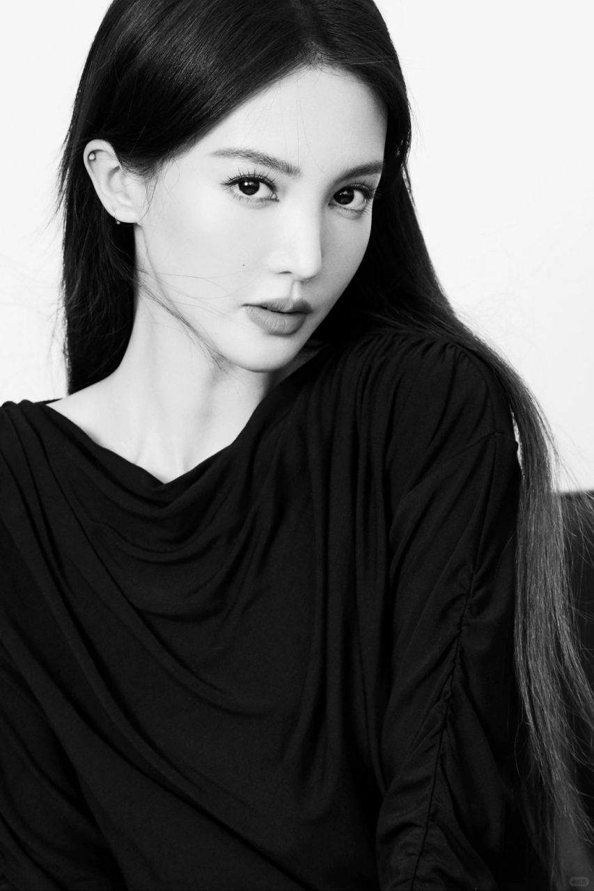 金晨黑裙细高跟,中分长发很女神!