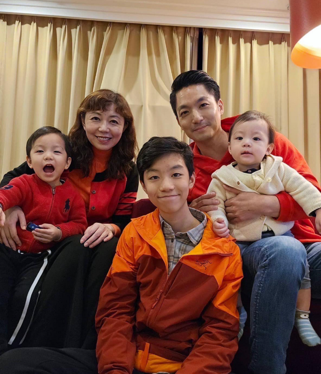 蒋经国的孙儿蒋万安,大年三十晚上,晒出全家福.