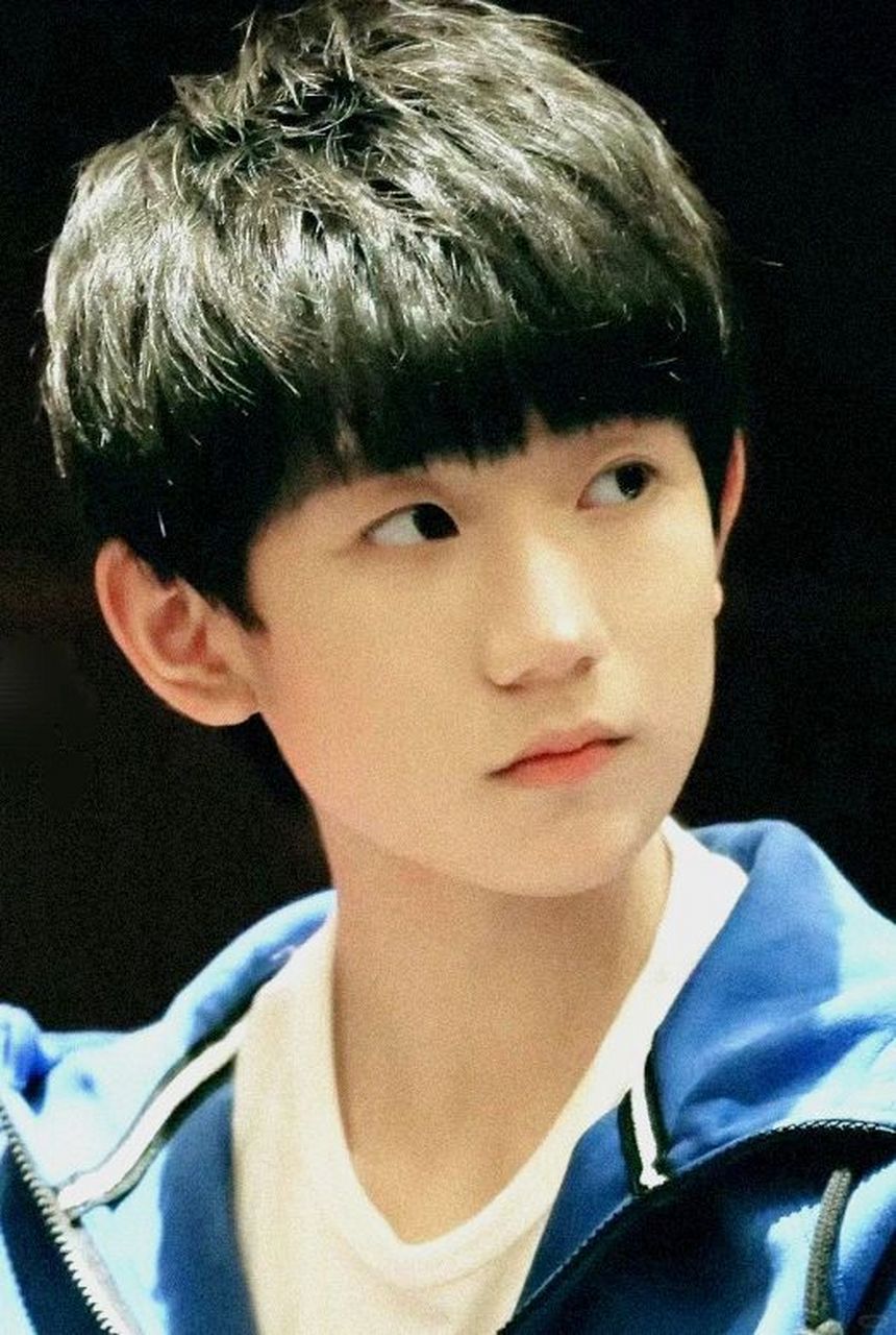 在日常生活中,我们总会被一些可爱的事物所打动,而王源小时候的照 