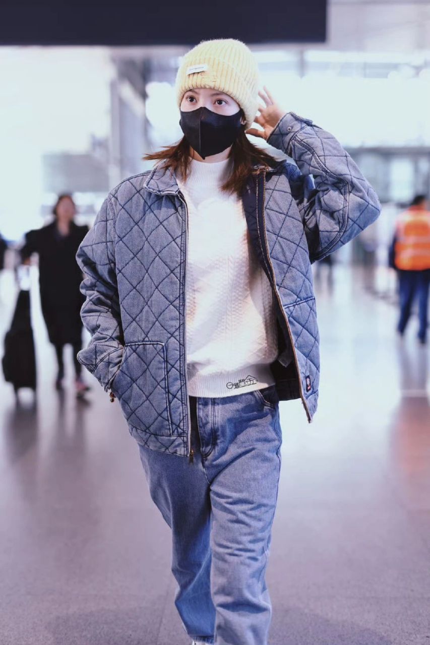 金晨机场私服新造型,大美女秒变帅气小哥哥!