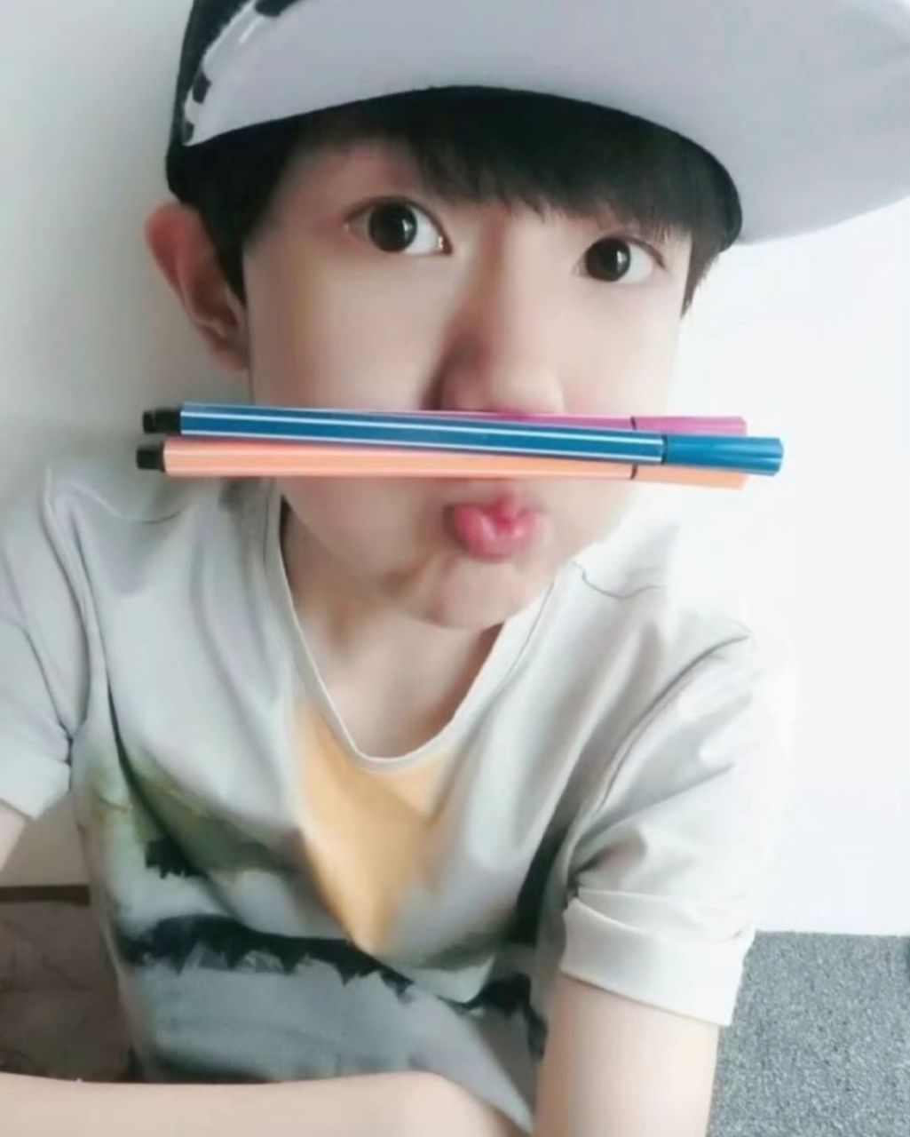 一组王源早期照片在曝光,迅速引起了粉丝们的热议