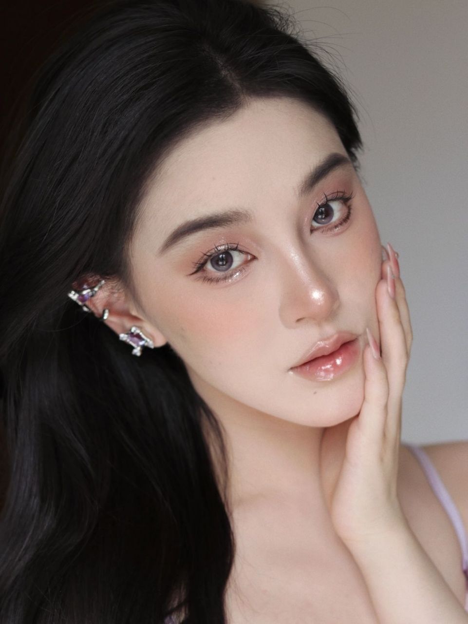 7896  90水光感则是这款妆容的灵