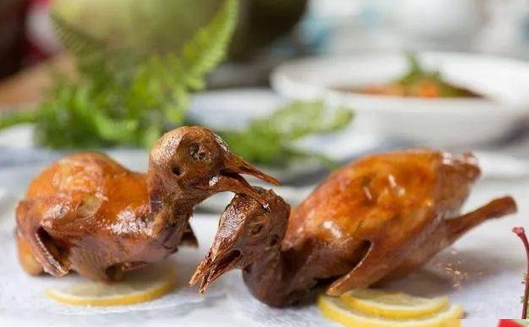 焗雀是粤菜三绝之一,以野生禾花雀为原料,经过烤制,腌制等步骤制作而