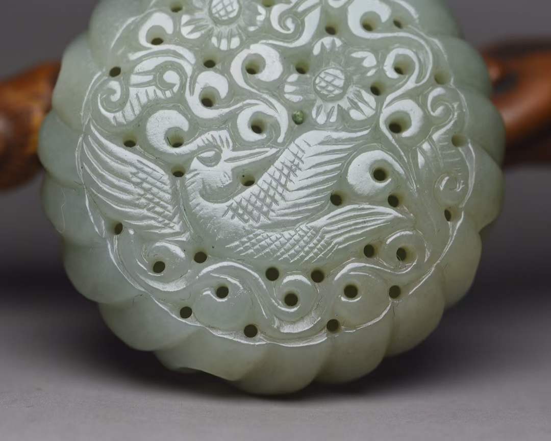 和田玉缠枝花鸟纹香囊雕件,规格5.1x5.1x1.6厘米,重51克
