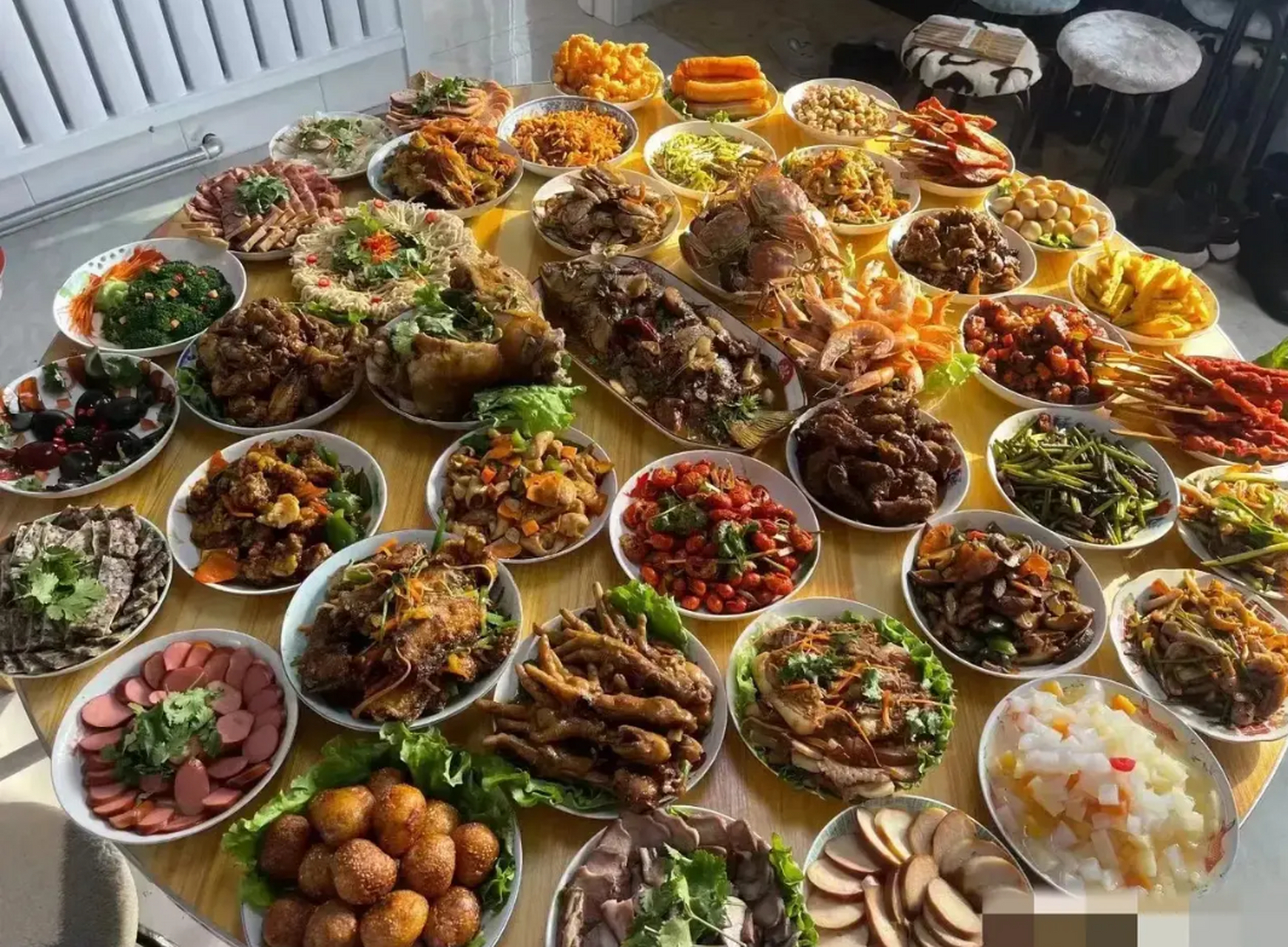 看到这桌丰盛的菜肴只有一个感觉,做饭的人好累[捂脸]