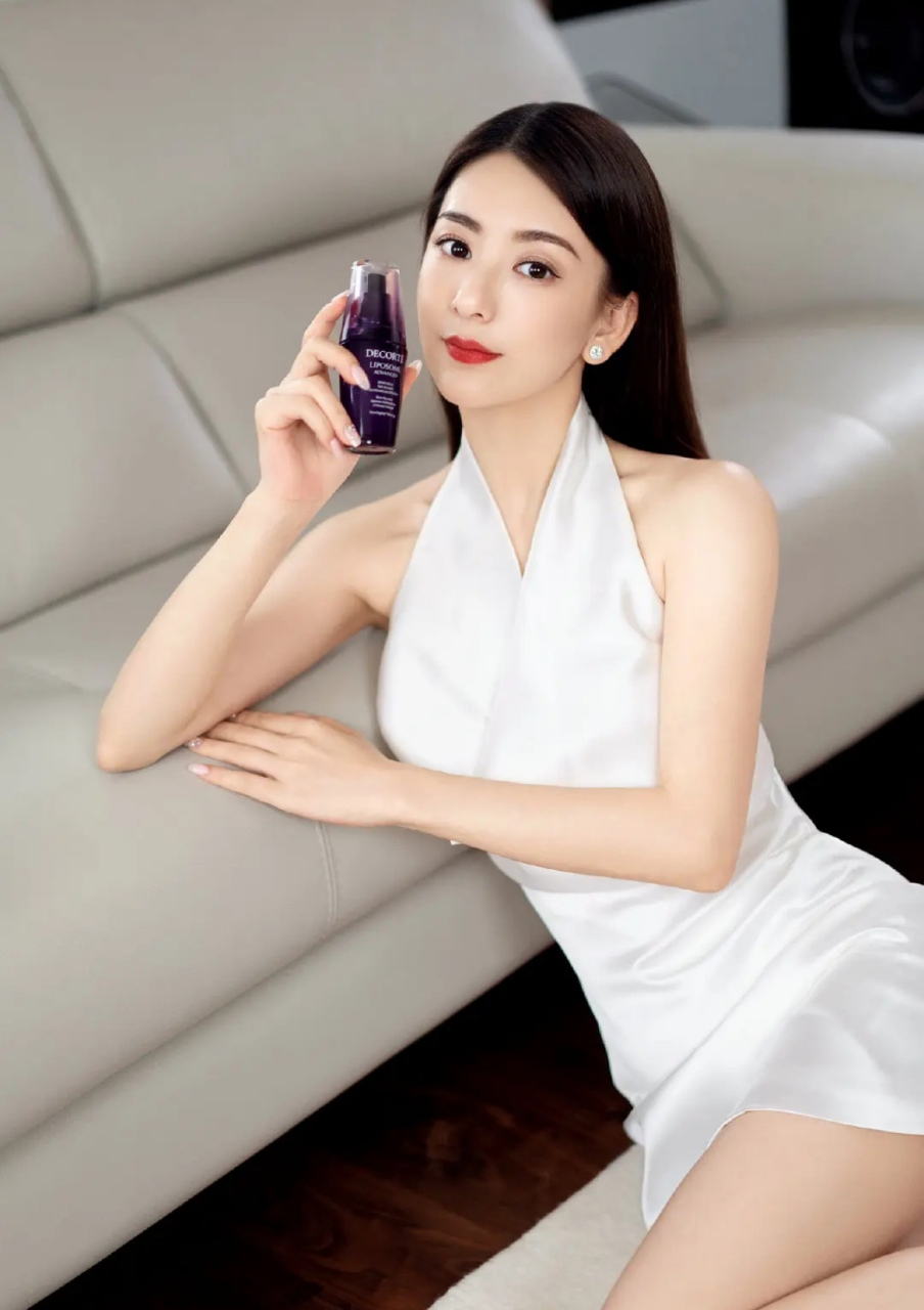 方媛,模特身份出道,曾是多家杂志的模特,后嫁给郭天王,成为天王嫂,踏