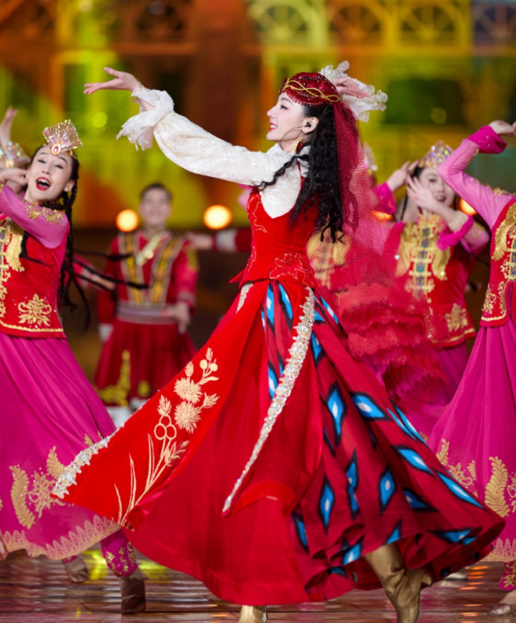 迪丽热巴的舞蹈本来是很美的,没想到网友记住的却是热巴退场后的摔跤!