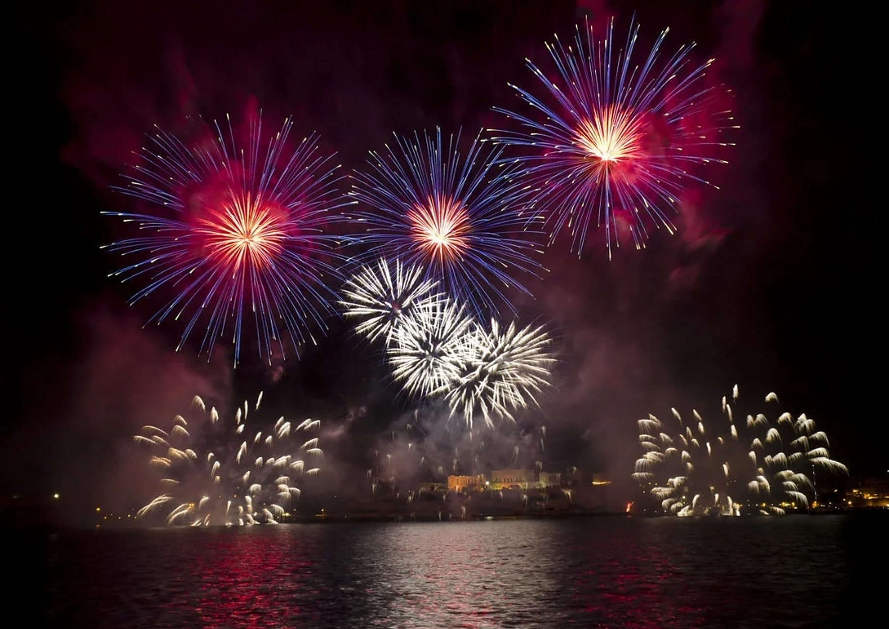 当一个国家的火药大部分都是用来燃放烟花爆竹,象征喜庆和欢乐时,或许