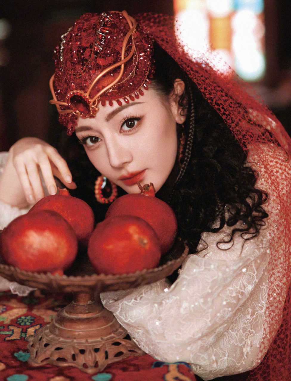 迪丽热巴新疆的石榴花# 迪丽热巴,这位横空出世的新疆美女,在春偷的