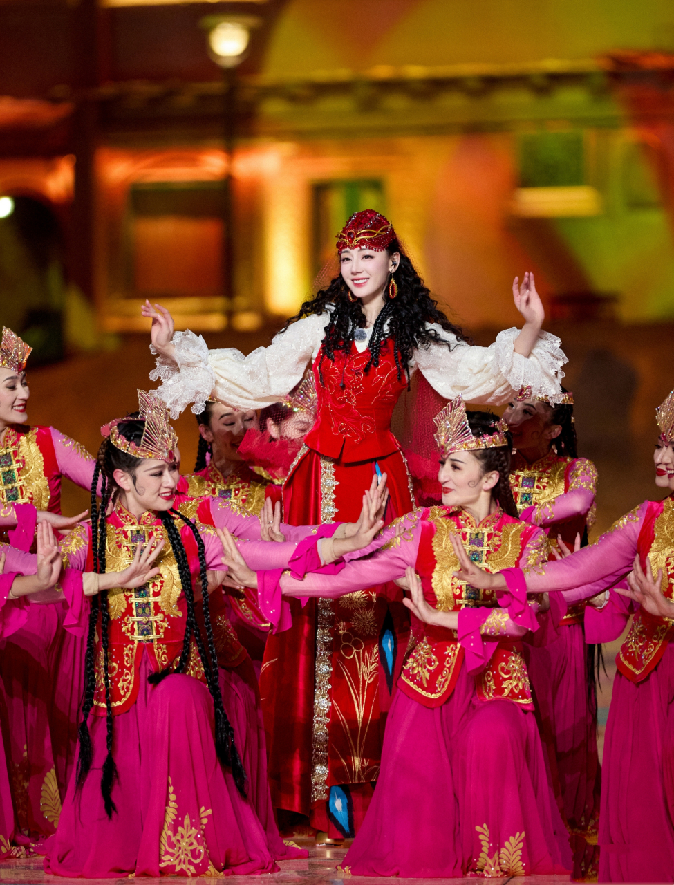 迪丽热巴美疯# #百享新春分亿金# 迪丽热巴在春晚新疆喀什分会场跳