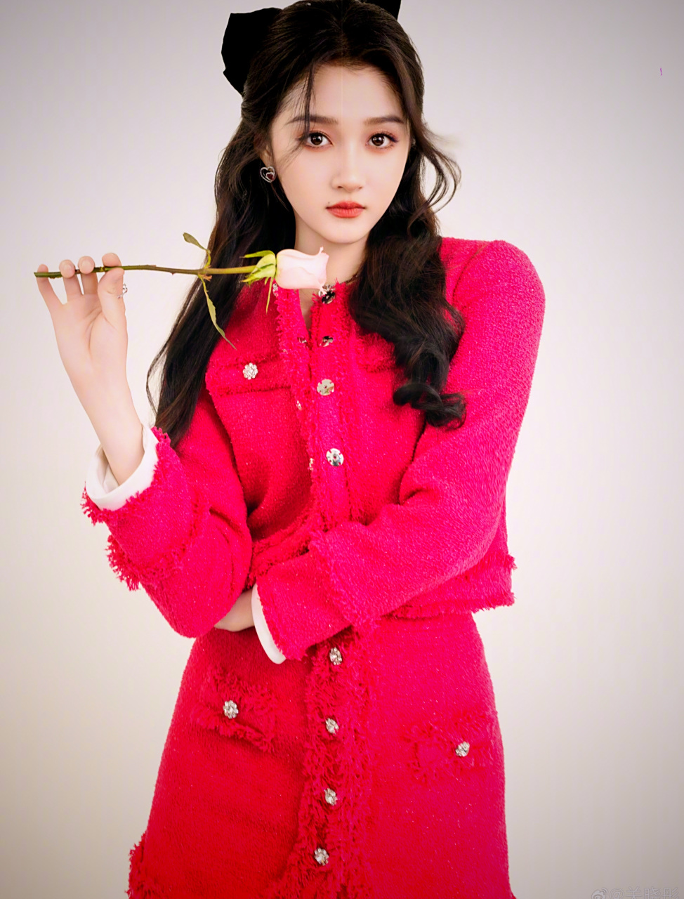 关晓彤官宣北京台春晚,今年已是第九年打卡了,小小的年纪,真的是了不