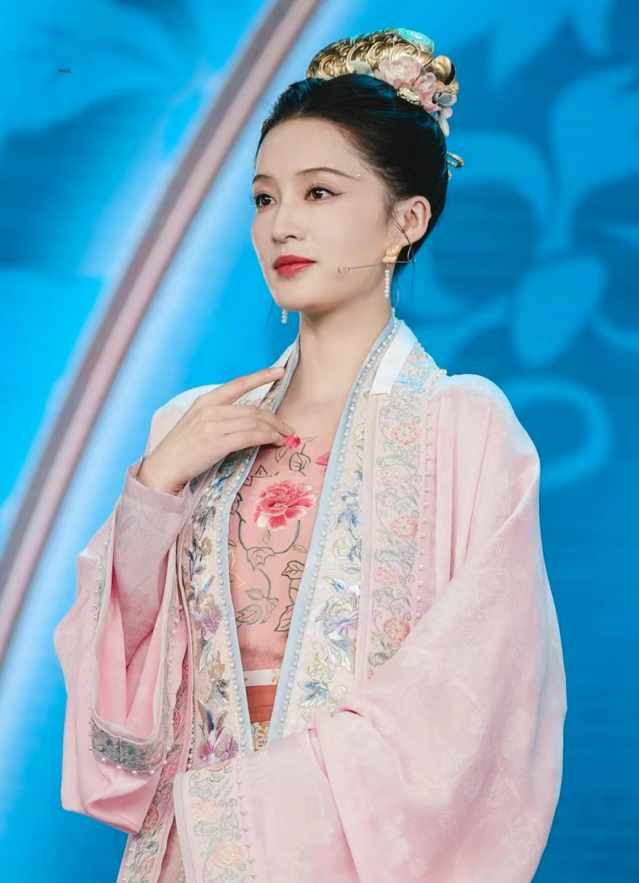 央视春晚《年锦》四美,我觉得李沁最美,古典气质太绝了,气质仪态很