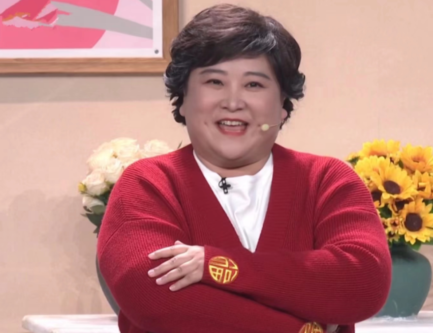 随着《热辣滚烫》电影在龙年春节假期上映,贾玲的剧照也亮相在观众