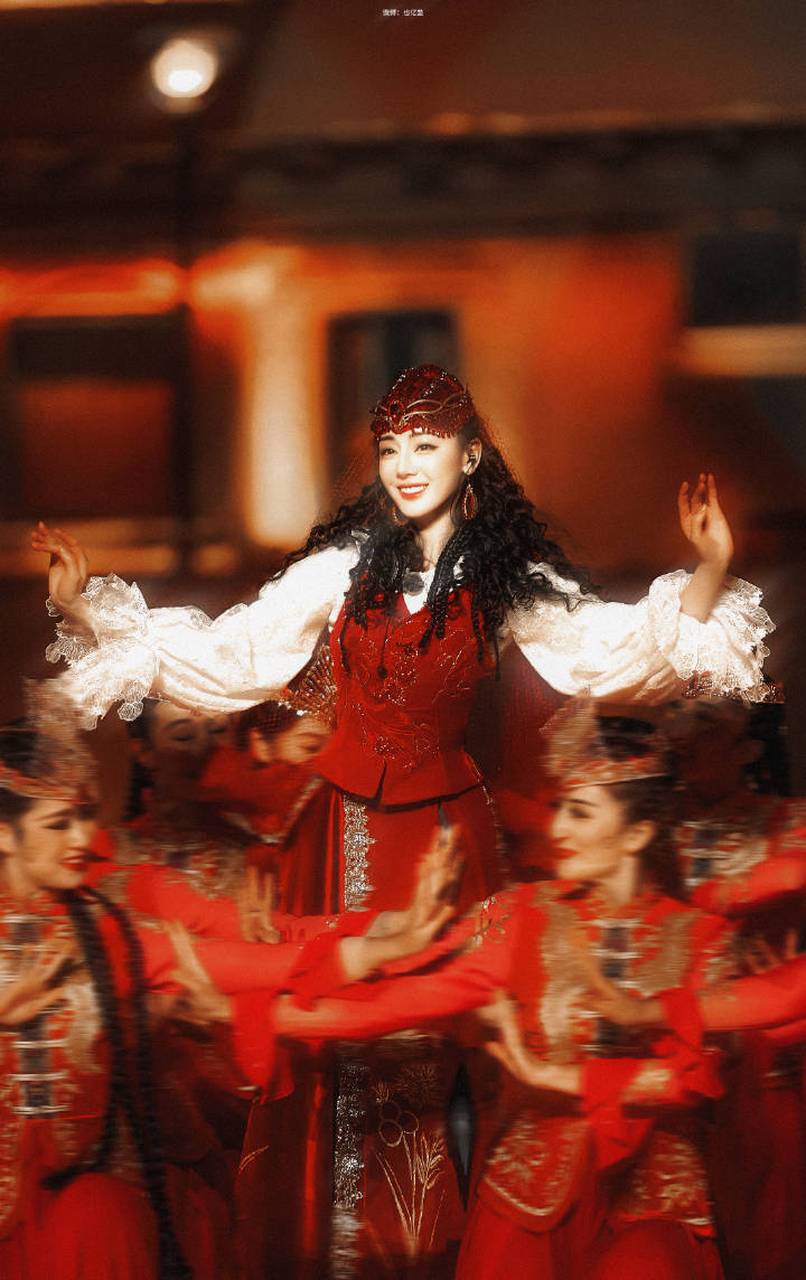 【热巴春晚跳舞摔跤了】 有网友拍到热巴在央视春晚舞台表演换场时不