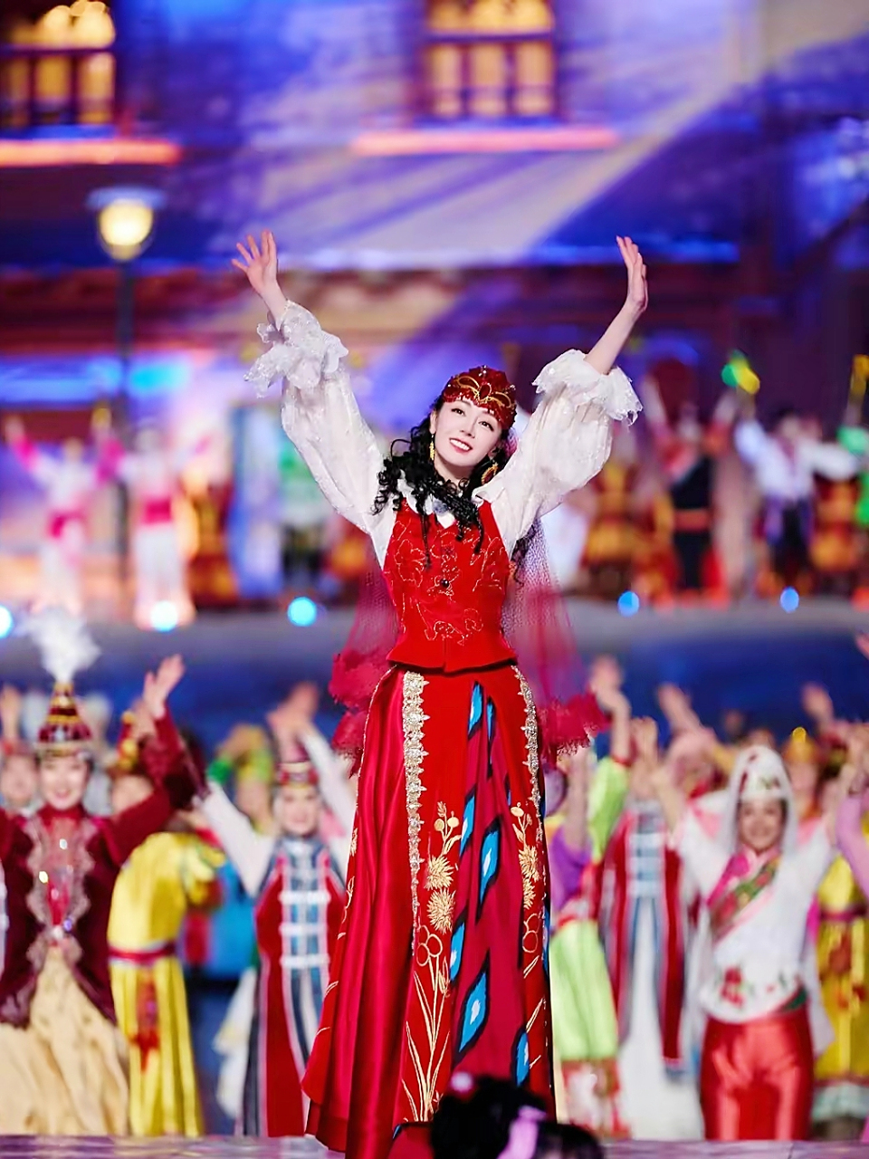 在春晚绚丽的舞台上,新疆美女迪丽热巴一段震撼心灵的舞蹈美爆了!