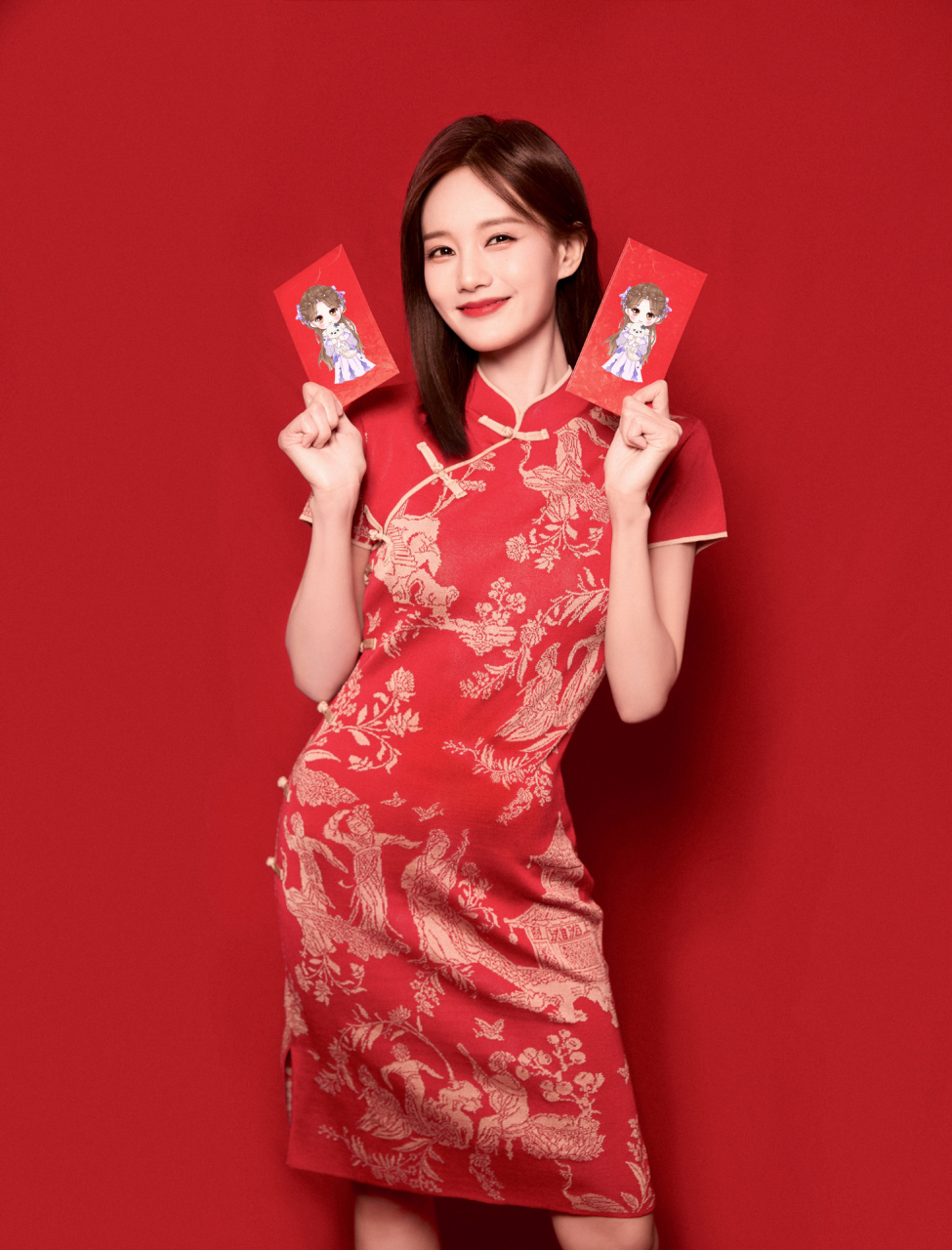 李一桐身穿一袭红色印花图案旗袍,笑容满面,甜美动人,满满的新年气息!