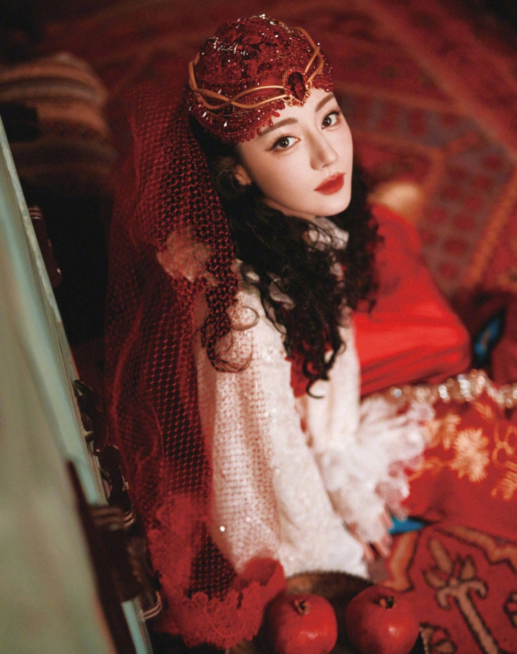 迪丽热巴春晚服装,很有过年的气息.