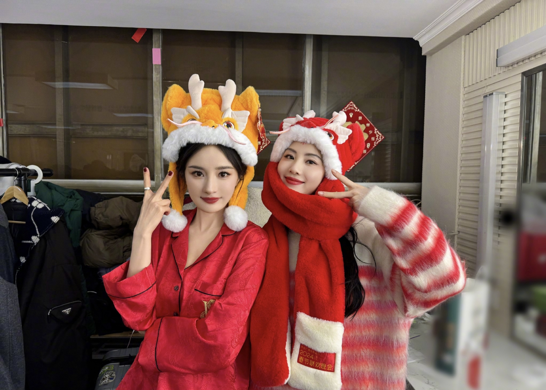 杨幂刘诗诗春晚后台合照,大幂幂还穿着睡衣,太可爱了,新的一年,诗幂cp