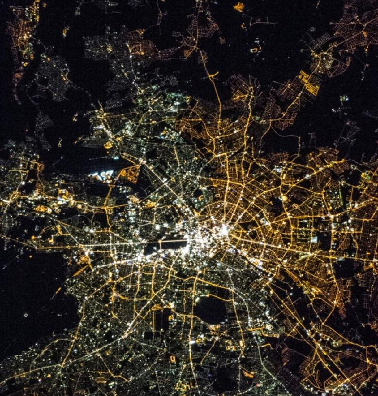 看到一张柏林的夜景卫星图,很好玩,可以看到明显城市的灯光颜色是分了