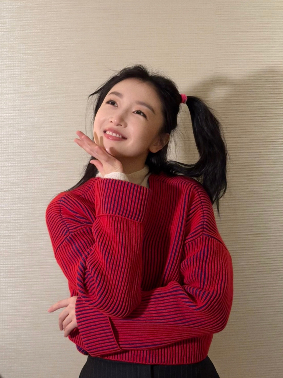 周冬雨晒照祝大家新年好,照片里扎着双马尾,鬼马搞怪好像高中生.