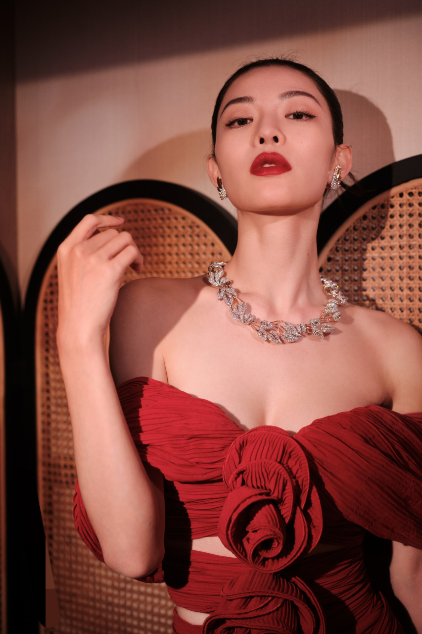 钟楚曦红色薄纱玫瑰礼服,东方美人的魅力格调,高贵优雅亦明艳动人.