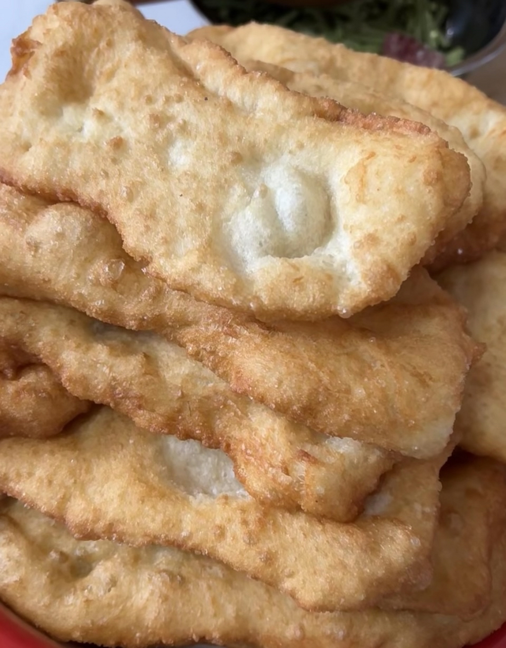 小时候一到过年家里就开始炸面鱼,这就代表着年开始了,最喜欢面鱼配